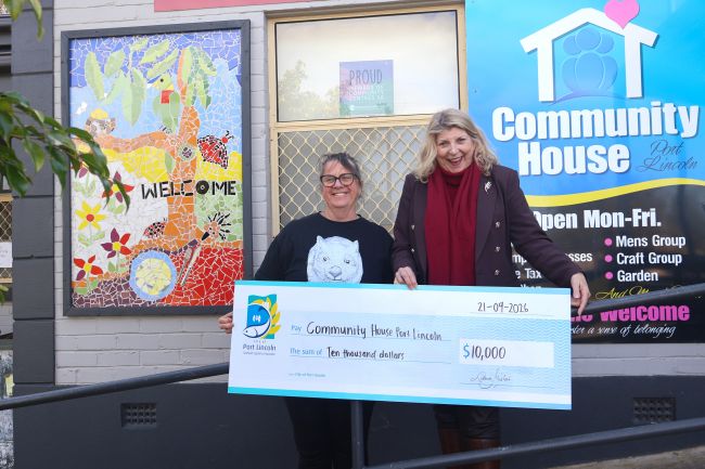 Picture: Mayor Diana Mislov presents Community House Manager Linda Davies with grant cheque