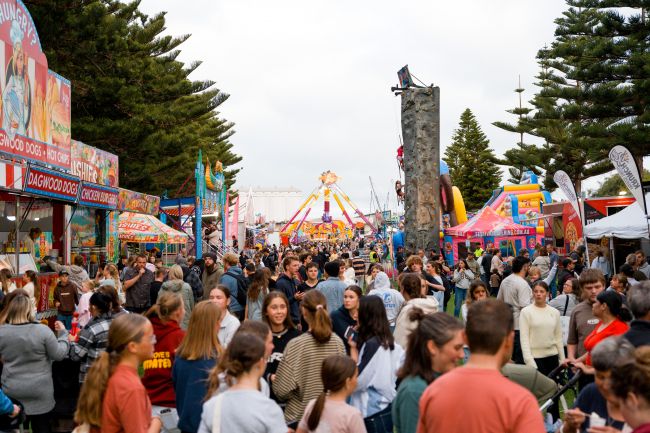 Pciture: Crowds at Tunarama